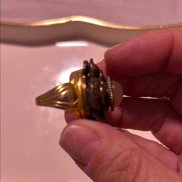 Vintage Inspired Antique Gold Gem Stone Statement Ring - Picture 3 of 4